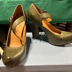NEW KORK EASE-PRISCILLA- OLIVE GREEN MARY-JANE PLATFORM PUMPS Size 8.5